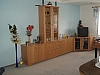 obyvakove_steny_stolky_skrinky_07